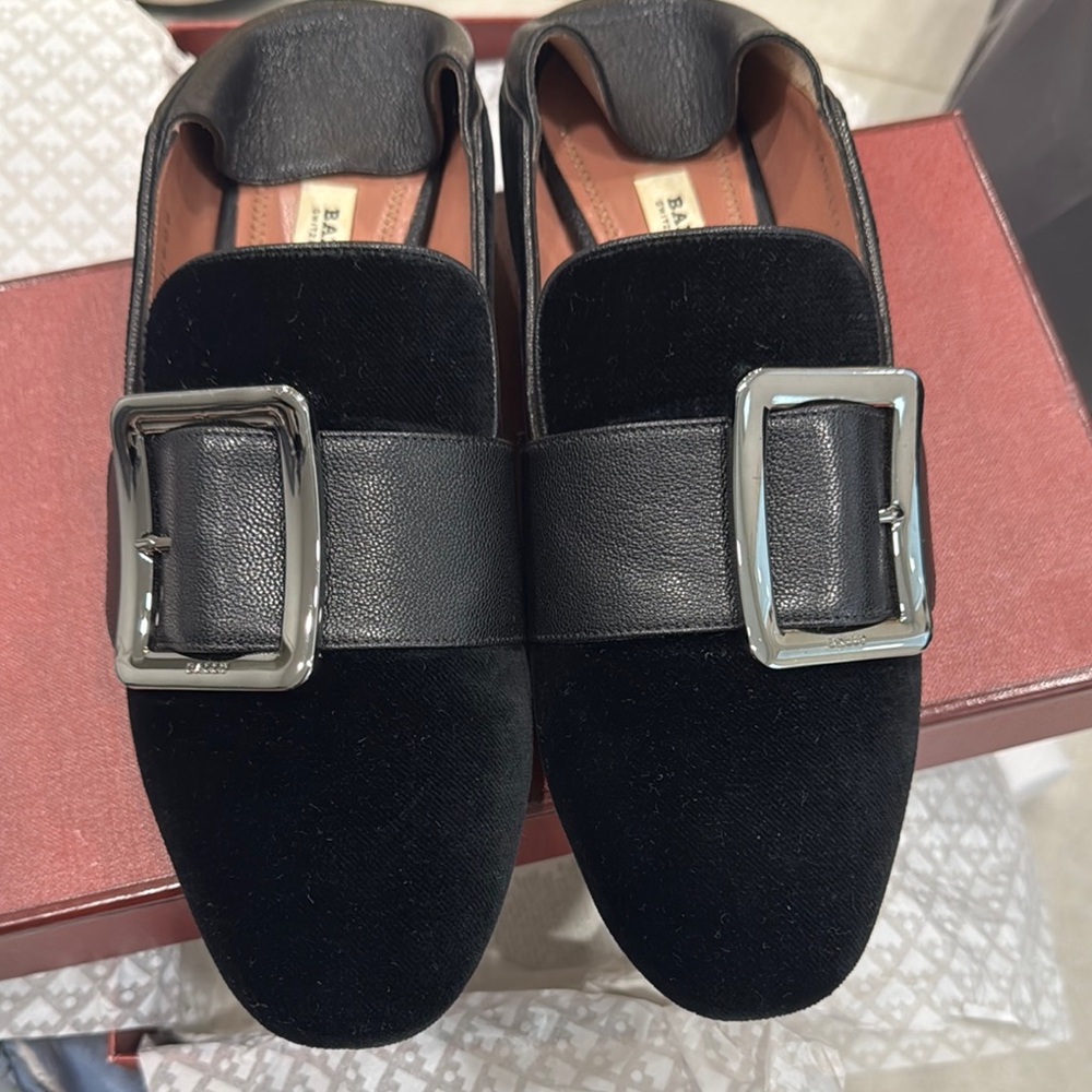 Elegant Black Women's Loafers - Picture 3 of 8